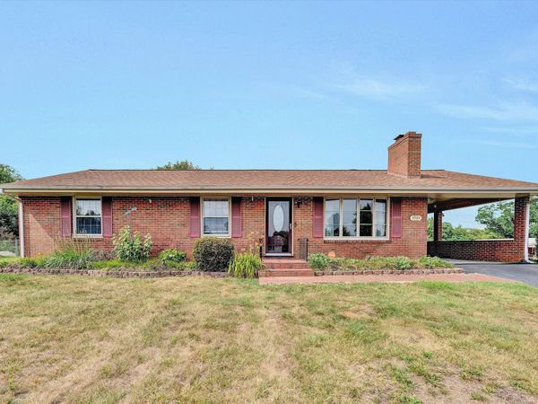 3903 Harvest LN NW, Roanoke, VA 24017