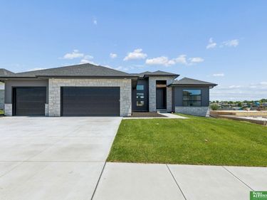 10709 S 219th Avenue, Gretna, NE 68028