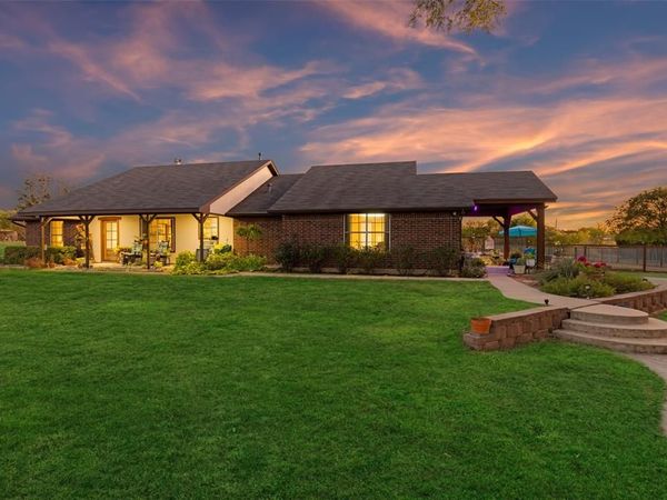 2104 W Holiday, Fate, TX 75087