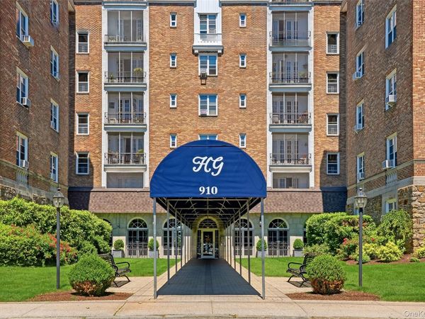 910 Stuart Avenue, Unit 2C, Mamaroneck, NY 10543