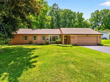 25 Little Brook Drive, Pittsford, NY 14534