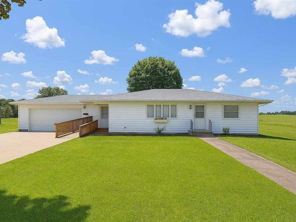 907 McKinley Ave, Lowden, IA 52255