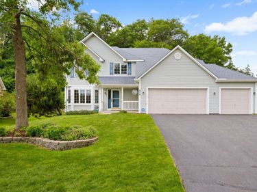 676 Falcon Ridge Road, Woodbury, MN 55125