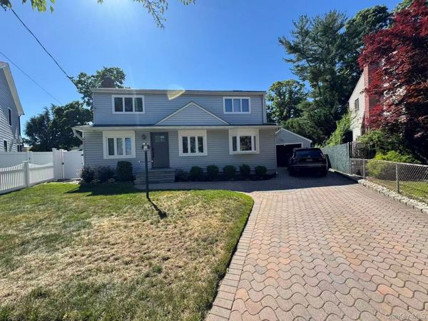 10 Garden Court , Carle Place, NY 11514