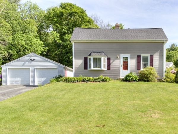 57 Charlton St, Leicester, MA 01542