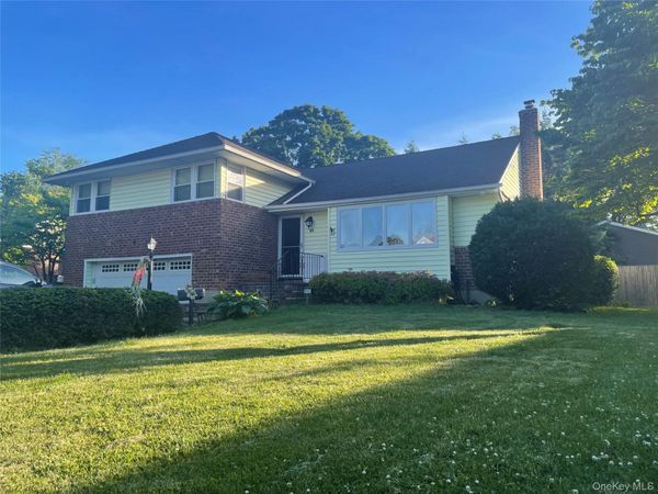 25 Reed Lane , Westbury, NY 11590