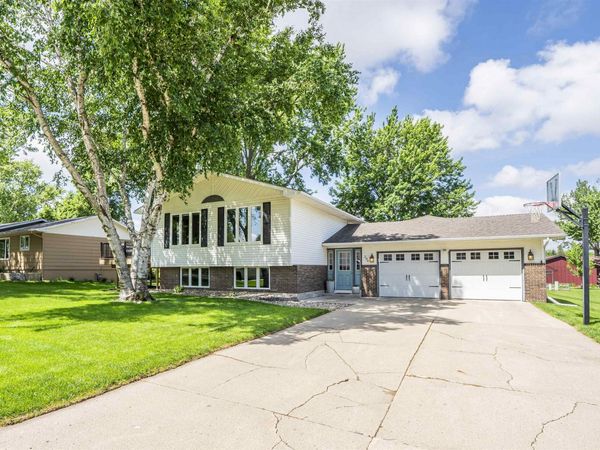206 Louisiana Ave SW, Orange City, IA 51041