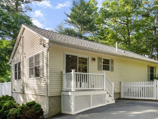 4 Circle St, Middleton, MA 01949