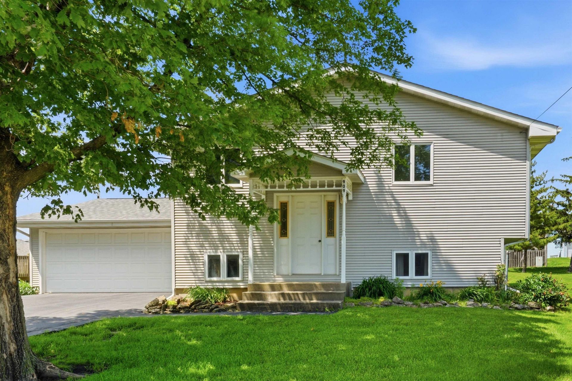 909 W Delaware Street, Manchester, IA 52057 Main Photo