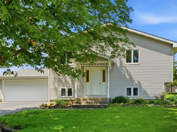 909 W Delaware Street, Manchester, IA 52057
