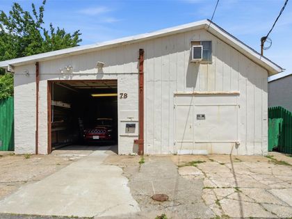 78 Auburn Street Lindenhurst, NY 11757