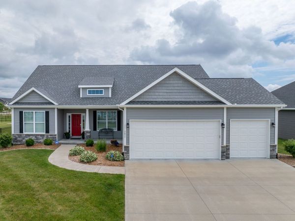 7051 Grove Crossing, Bettendorf, IA 52722