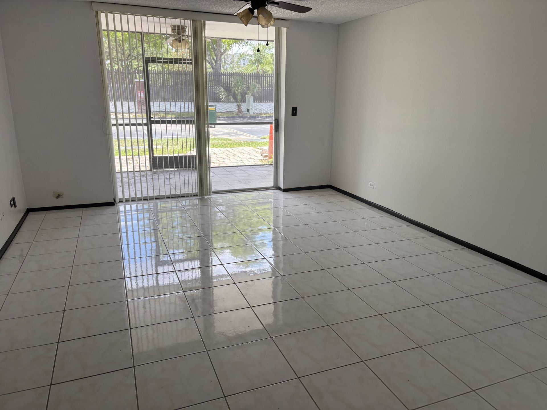 3660 Inverrary Drive, Unit 1b, Lauderhill, FL 33319 Photo