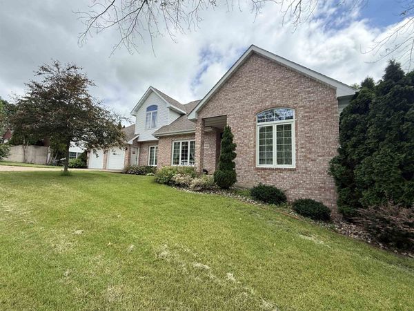 2954 Brandywine Park Drive, Dubuque, IA 52001