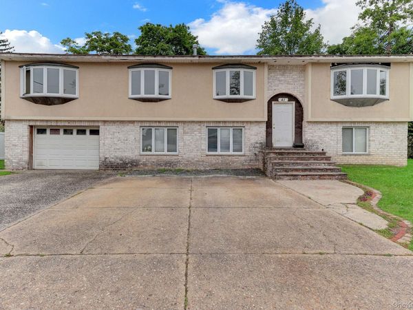 41 Fremont Street , Lindenhurst, NY 11757