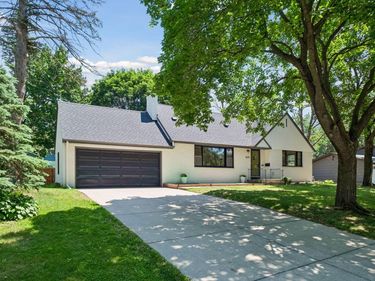 2670 Regent Avenue N, Golden Valley, MN 55422