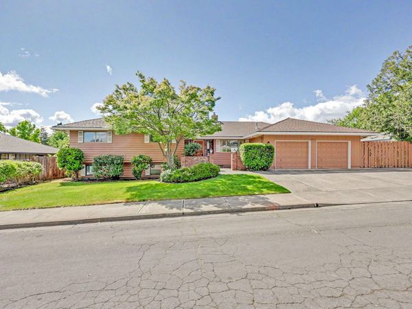 2774 Jessica Circle, Medford, OR 97504