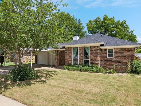 1129 W Hills Terrace, Saginaw, TX 76179