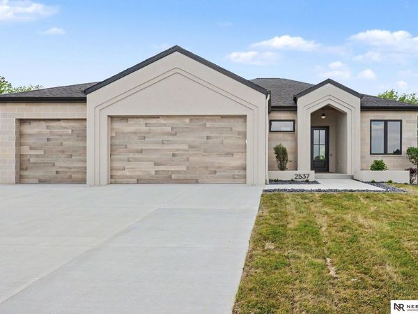 2537 S 102nd Street, Lincoln, NE 68520