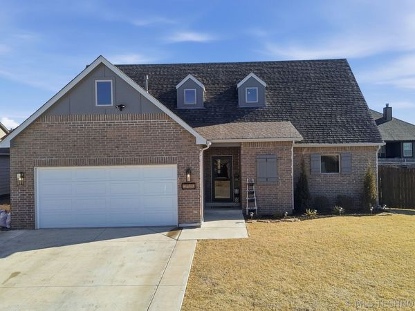215 W 52nd Street , Sand Springs, OK 74063