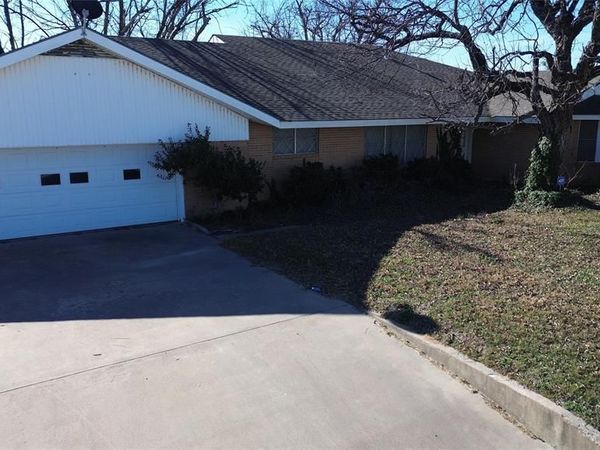1306 E Central , Comanche, TX 76442