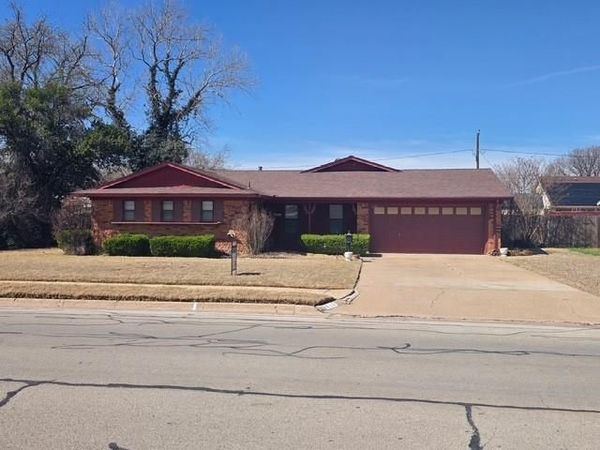 810 S Preston Road , Burkburnett, TX 76354
