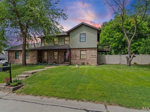 608 Goldfinch Lane, Troy, IL 62294
