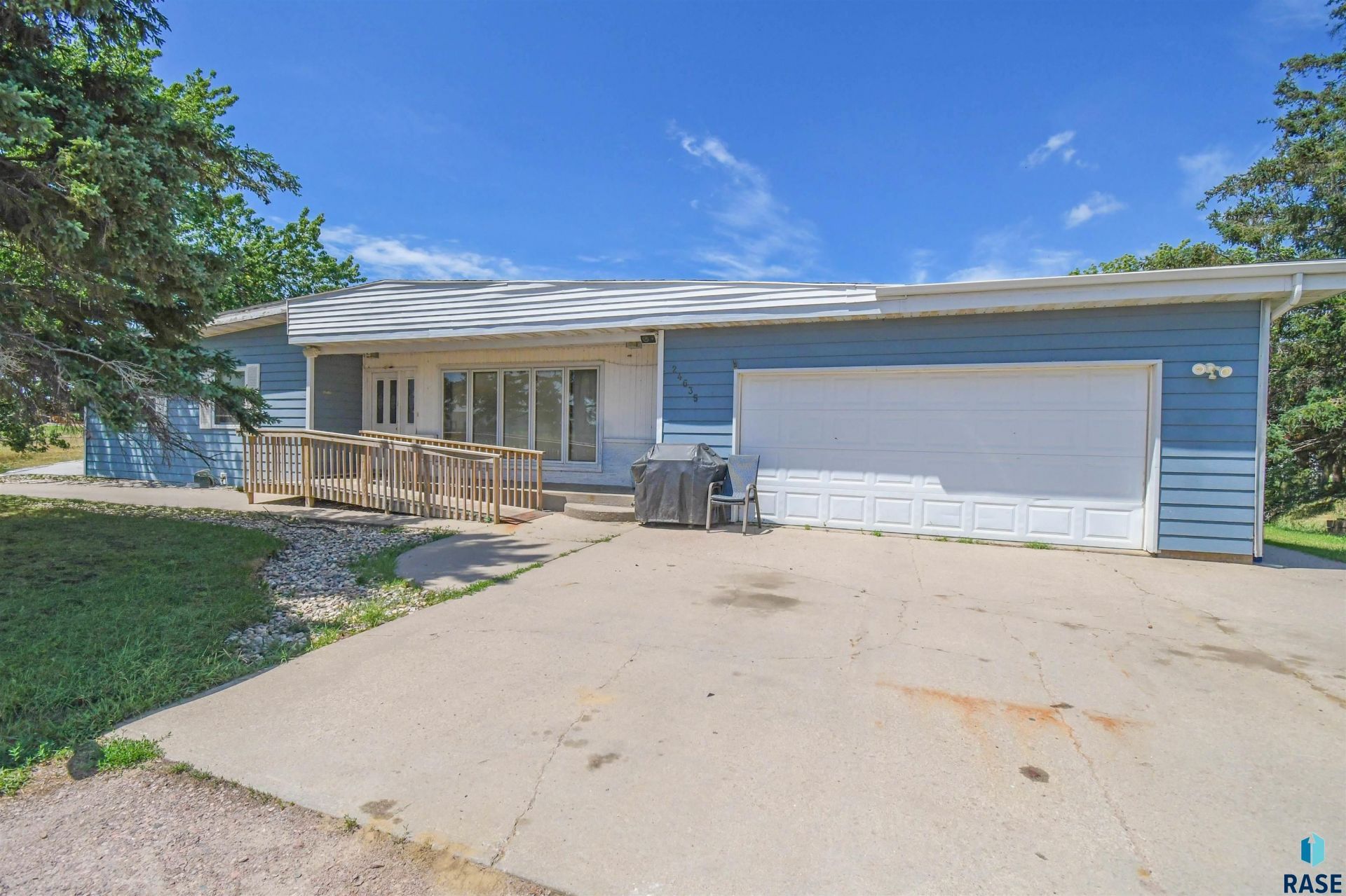 24635 S Garfield Ave, Dell Rapids, SD 57022 Main Photo