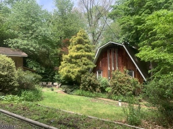 4 Pine Tree Ln, Chester, NJ 07930