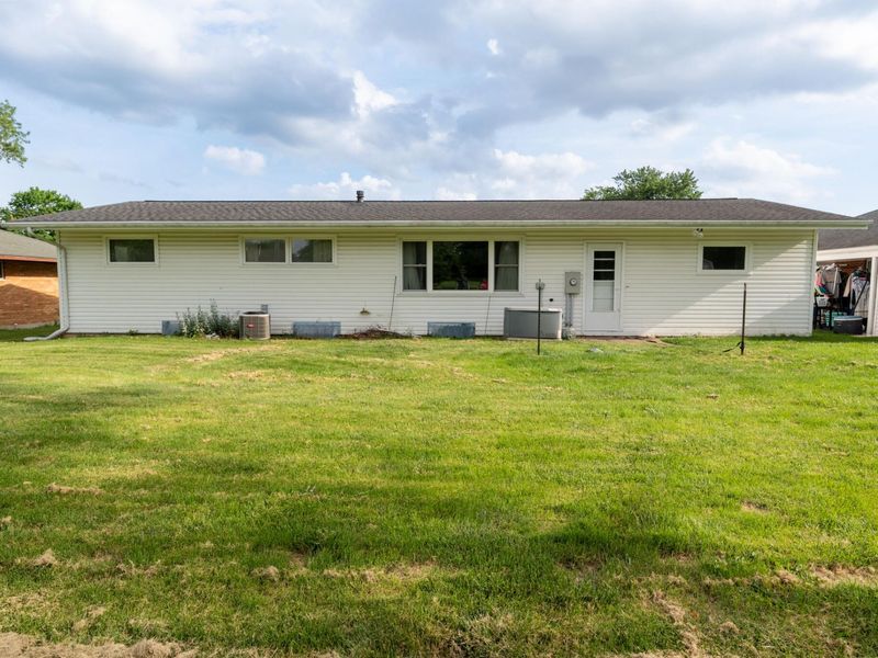 804 N Circle Drive, Wapakoneta, OH 45895 Photo 2