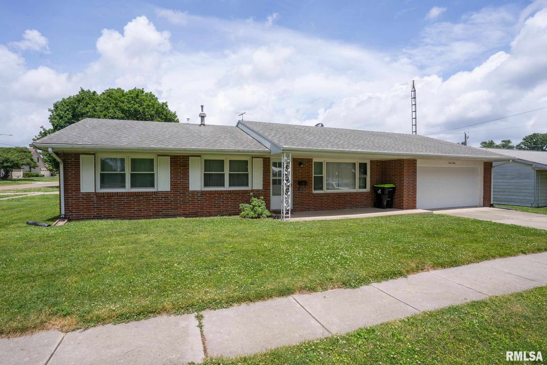 101 E Logan Street, Hartsburg, IL 62643 Main Photo