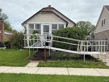 23141 Euclid Street , St. Clair Shores, MI 48082