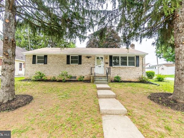575 GRANT DRIVE , HANOVER, PA 17331