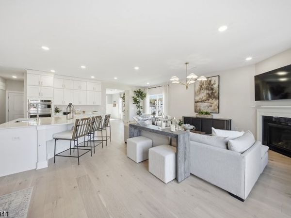 18 Arlington Pl, Oakland, NJ 07436