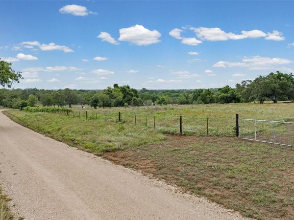 000 Oil Field RD , Lockhart, TX 78644