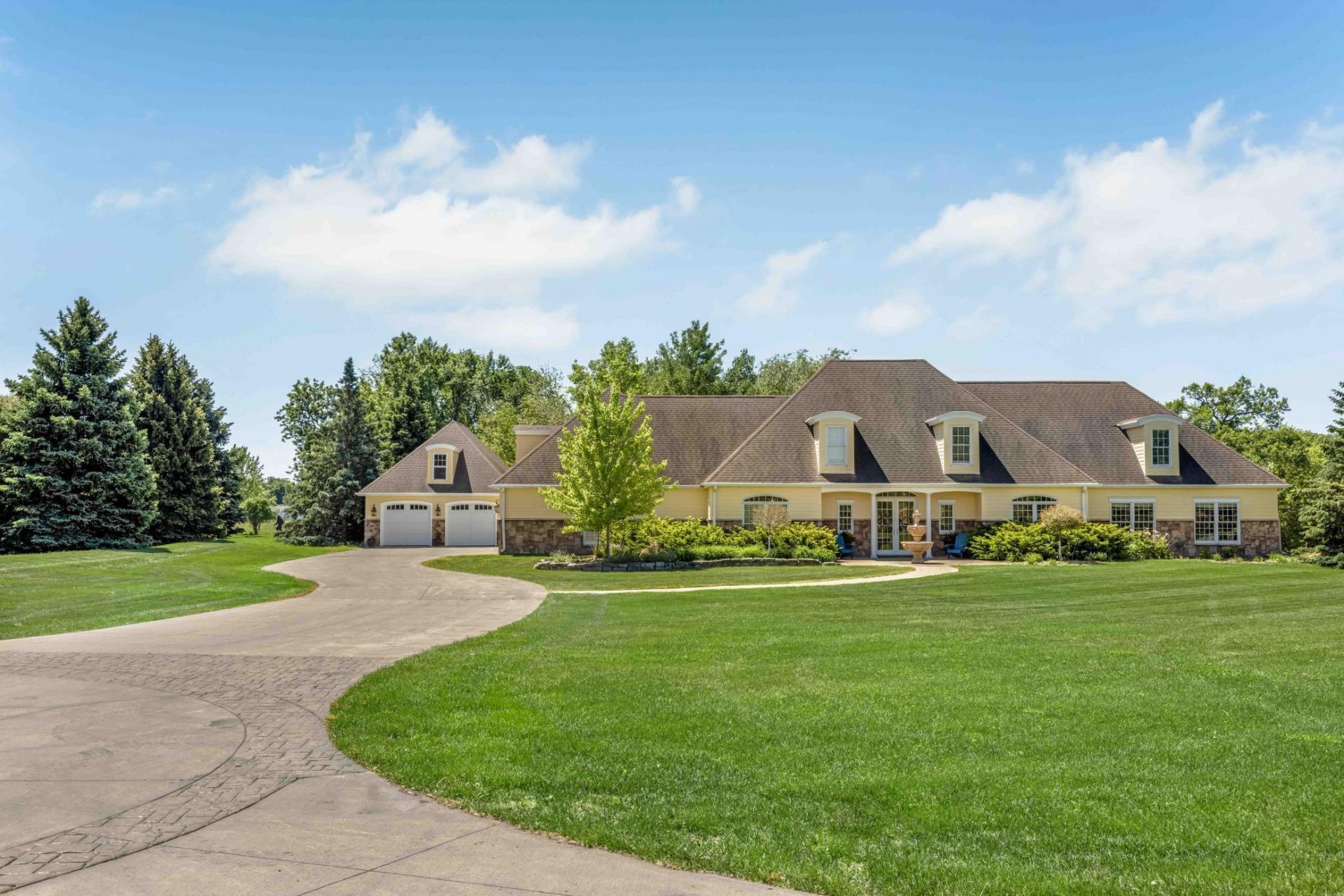705 18th Avenue N, Moorhead, MN 56560 Main Photo