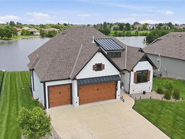 4261 Lakeshore Drive, Basehor, KS 66007