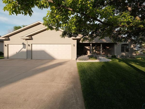 1642 4th Avenue SE, Sioux Center, IA 51250