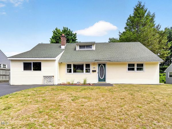 25 Dorwood Drive, Loudonville, NY 12211