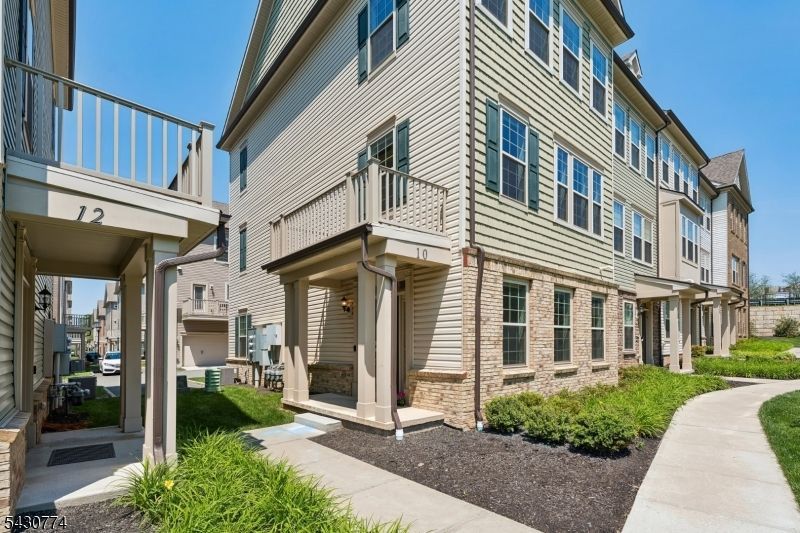 10 Cortland Ct, Livingston, NJ 07039 Main Photo