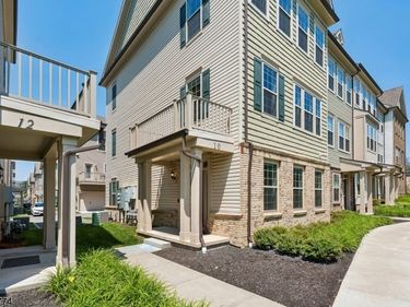 10 Cortland Ct, Livingston, NJ 07039