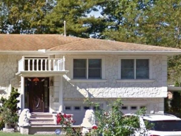 33 Country Village Lane, Manhasset Hills, NY 11040