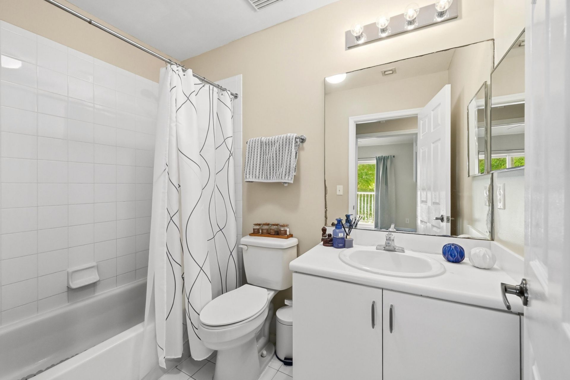8464 Lagos De Campo Boulevard, Tamarac, FL 33321 Photo