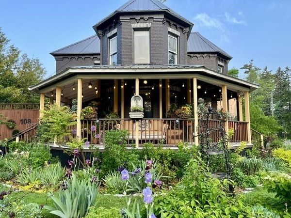 108 Petoskey Avenue, Charlevoix, MI 49720