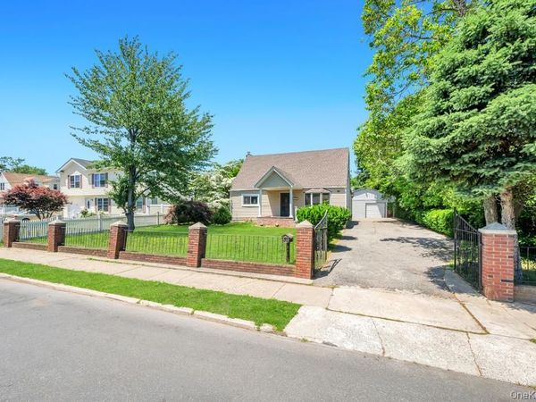27 Yarnell Street , Brentwood, NY 11717