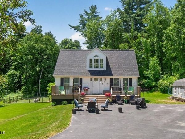 131 Calhoun Drive, Troy, NY 12182