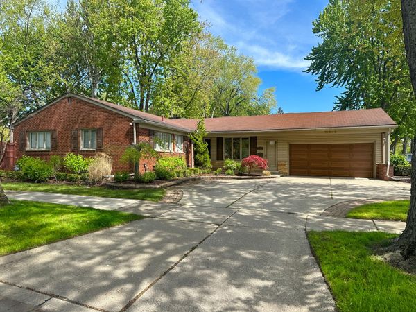 21203 River Road, Grosse Pointe, MI 48236