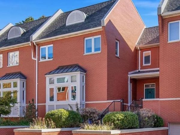 8 West Pine Court, St Louis, MO 63108