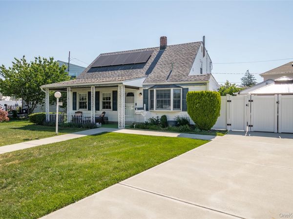 41 Andrew Lane , Levittown, NY 11756