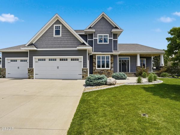 1579 KINGS VIEW Drive, Grand Forks, ND 58201